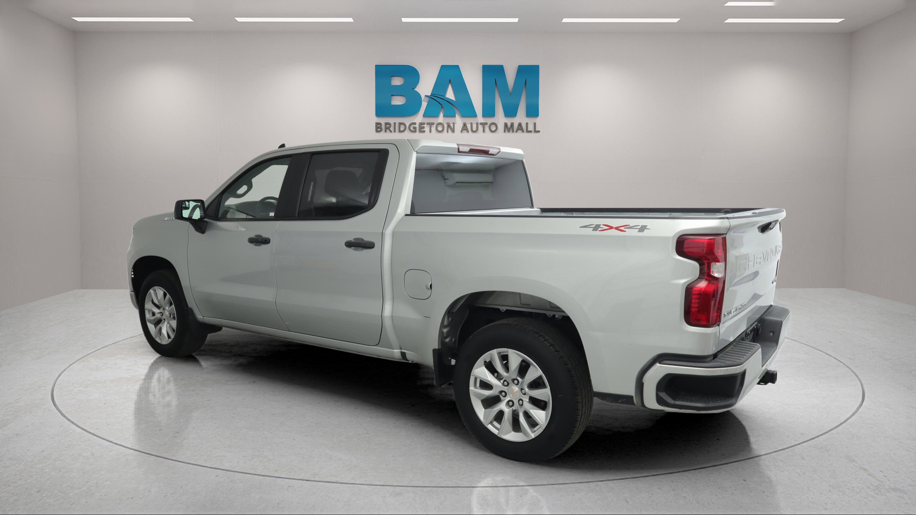 2022 Chevrolet Silverado 1500 4WD Crew Cab Short Bed Custom