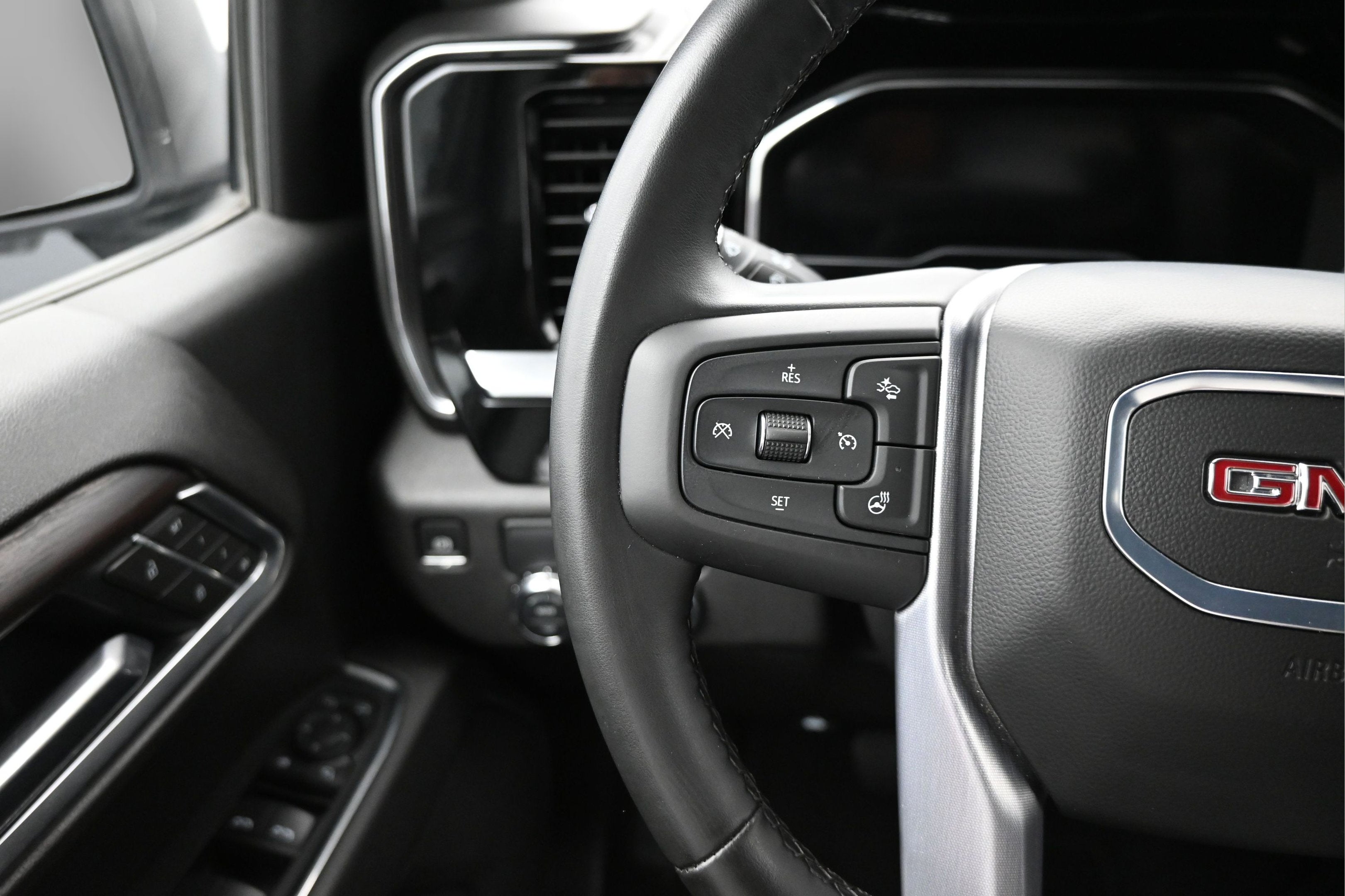 2025 GMC Sierra 1500 2WD Crew Cab Short Box SLT