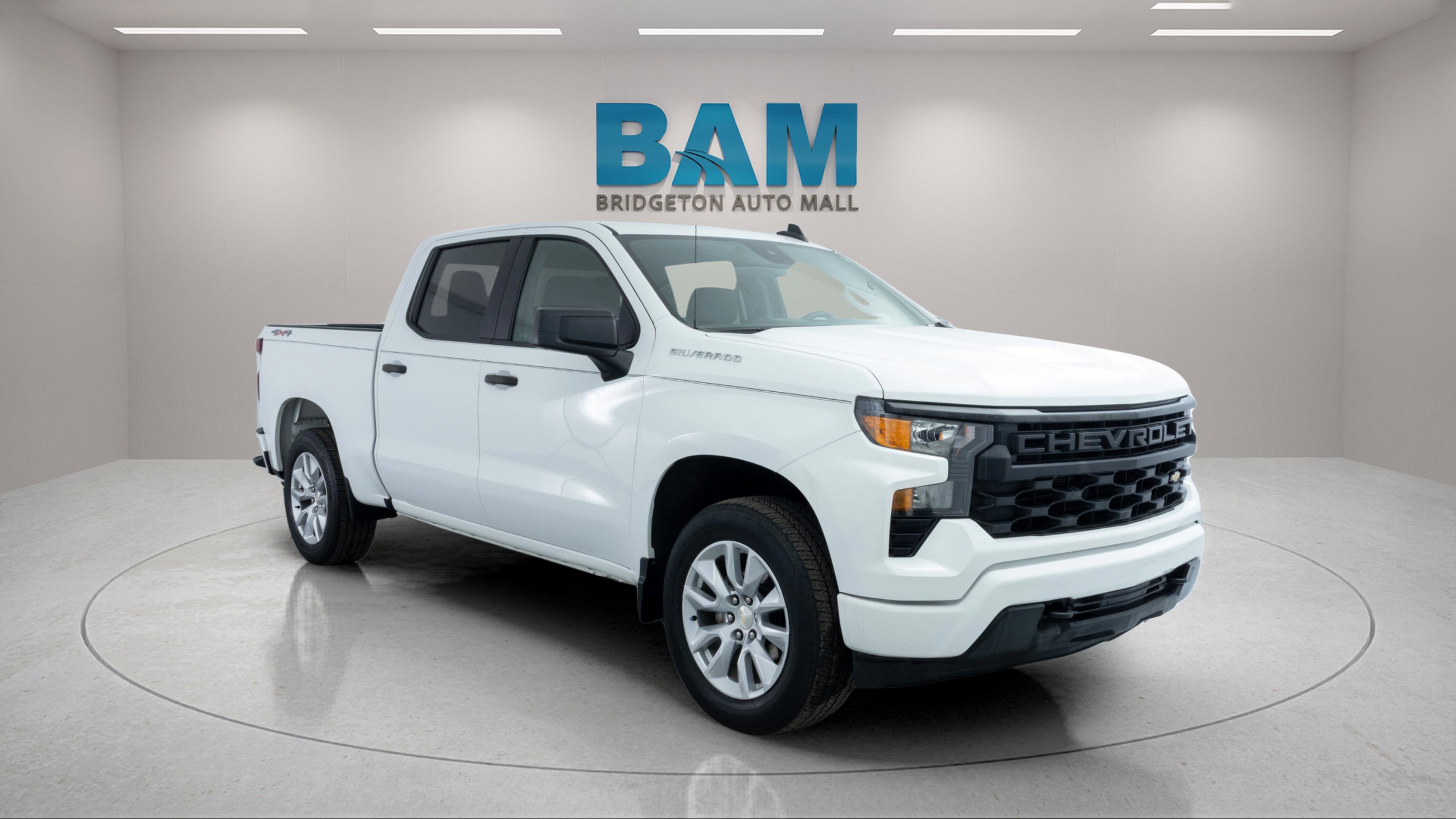 2022 Chevrolet Silverado 1500 4WD Crew Cab Short Bed Custom