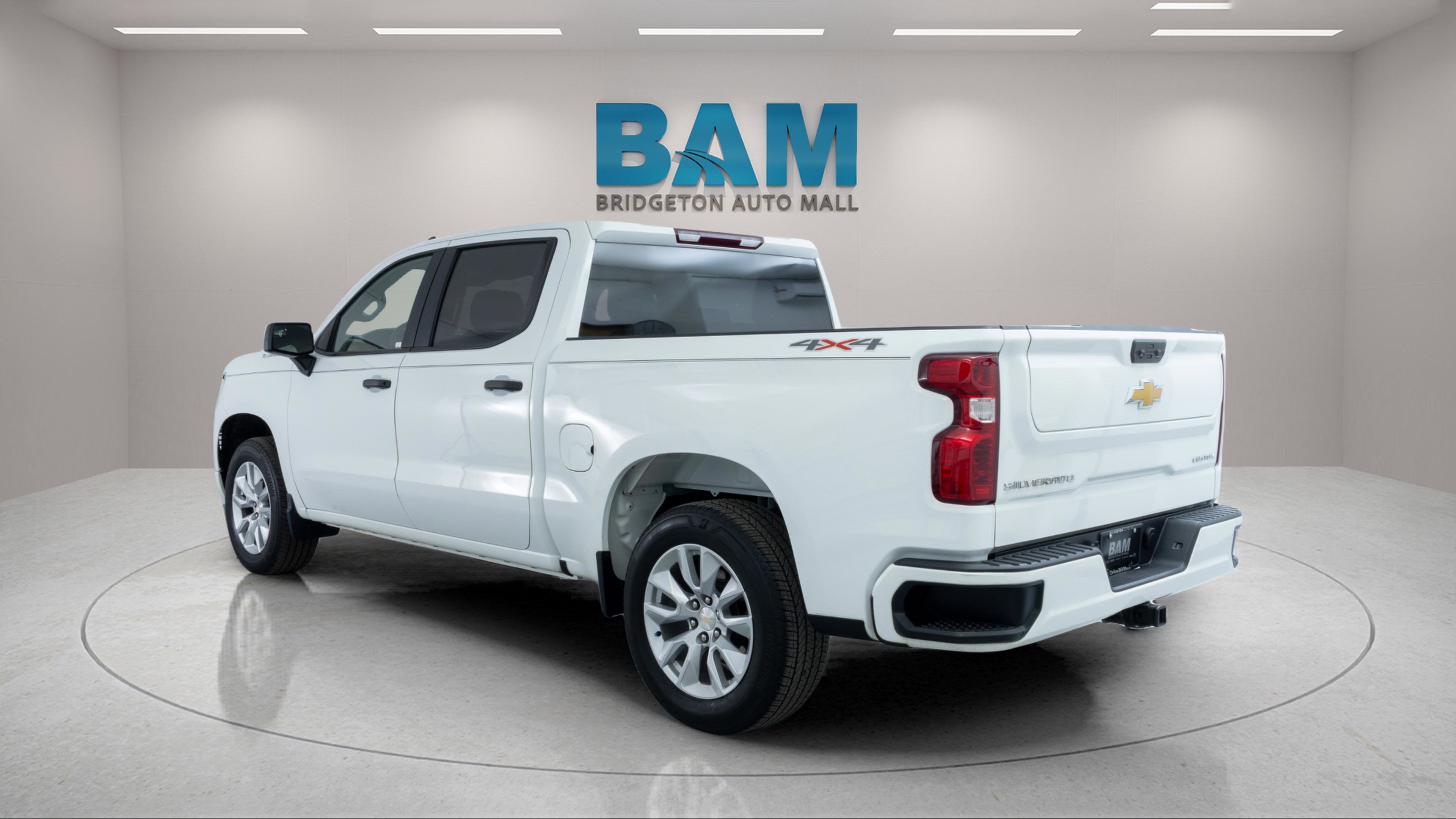 2022 Chevrolet Silverado 1500 4WD Crew Cab Short Bed Custom