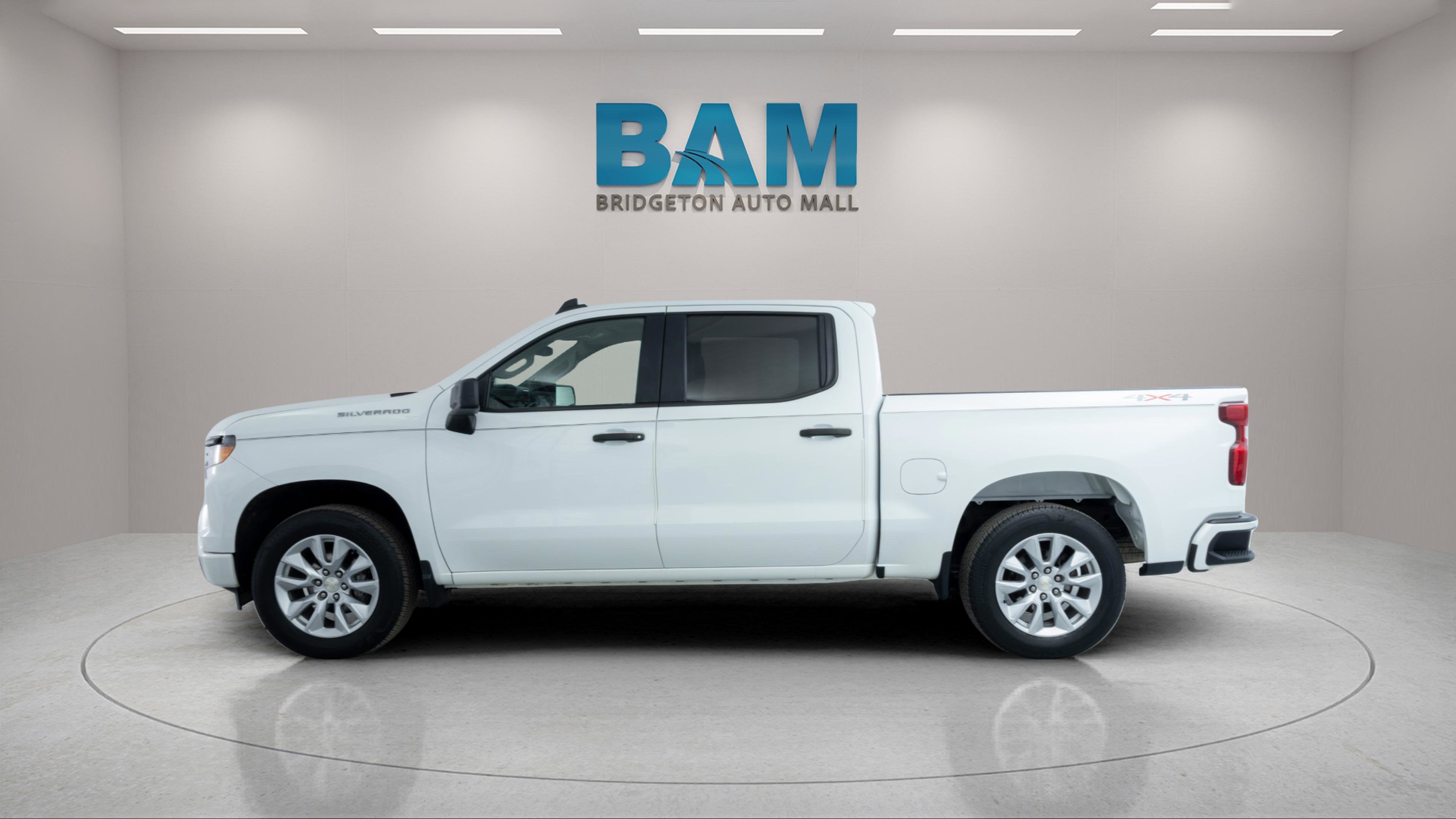 2022 Chevrolet Silverado 1500 4WD Crew Cab Short Bed Custom